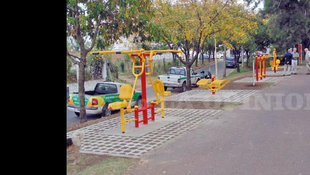El intendente Omar Pacini recorrió la nueva estación de salud. (LA OPINION)