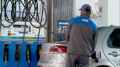 YPF ajustó otra vez sus precios y la nafta Premium se acerca a los $2.300. YPF ajustó otra vez sus precios y la nafta Premium se acerca a los $2.300.