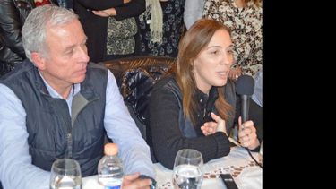 El senador Marcelo Pacífico con la gobernadora María Eugenia Vidal. (ARCHIVO LA OPINION)