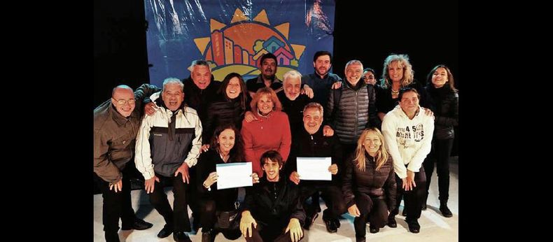 La delegación pergaminense festejó en Villa Constitución. Ahora Almagre y Tutti Vocal competirán en Cosquín. (FACEBOOK: ROBERTO LANZILLOTTA)