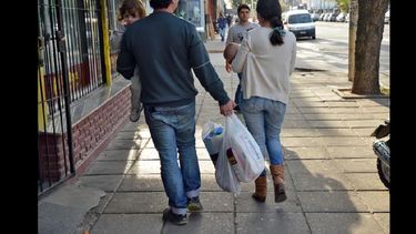 En la provincia de Buenos Aires se permite la entrega de bolsas de material Oxi Biodegradable. (ARCHIVO LA OPINION)
