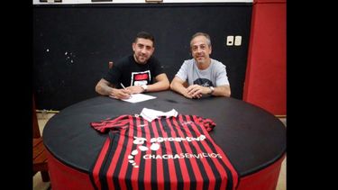 Pablo Mazza junto al presidente Karim Dib luego de acordar su vuelta a Douglas. Tendrá su tercer ciclo. Pablo Mazza junto al presidente Karim Dib luego de acordar su vuelta a Douglas. Tendrá su tercer ciclo.
