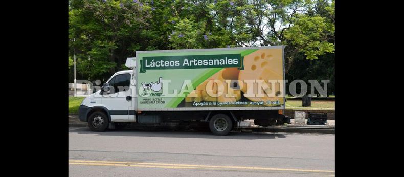 Los Camiones para Todos se instalan en lugares estratégicos de nuestra ciudad y comercializan productos, comestibles, entre ellos, lácteos y pescados. (LA OPINION)