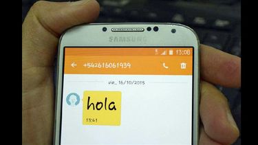 Los mensajes de texto con la palabra ¡hola! son enviados desde celulares con el código de área 0261. (INTERNET)