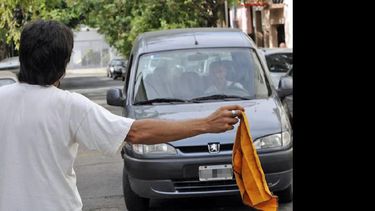 Aunque de mala gana, la gran mayoría le deja algo de propina por temor a que le pase algo al auto. (INTERNET)