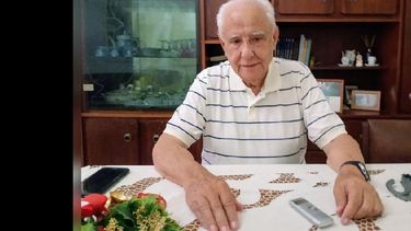 Pedro Torrecillas, en la intimidad de su hogar, haciendo un recorrido por su historia de ferroviario. (LA OPINION) Pedro Torrecillas, en la intimidad de su hogar, haciendo un recorrido por su historia de ferroviario. (LA OPINION)