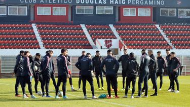El Rojinegro está listo para otro desafío. El técnico Adrián Aranda dialoga con los jugadores durante la última práctica antes del duelo frente al equipo rafaelino. El Rojinegro está listo para otro desafío. El técnico Adrián Aranda dialoga con los jugadores durante la última práctica antes del duelo frente al equipo rafaelino.