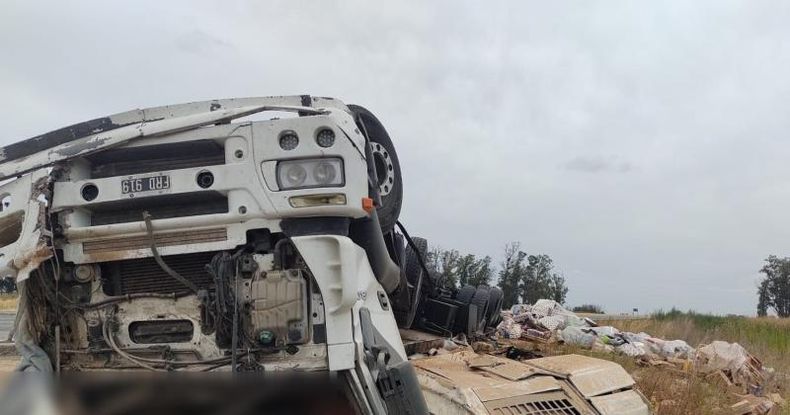 El camión despistó y volcó atravesando el cantero central y terminando el recorrido descontrolado en la banquina del carril contrario al que circulaba.