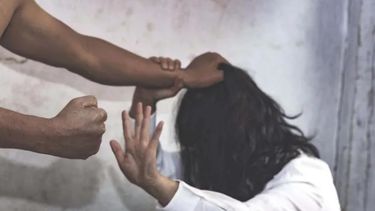 Violencia de género: El agresor apuñaló en el brazo a la joven de 34 años de edad. Violencia de género: El agresor apuñaló en el brazo a la joven de 34 años de edad.