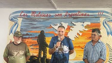 Excombatientes de Malvinas, autoridades escolares y el muralista Nicasio Abraham durante la inauguración de la obra en la Escuela Primaria 42 de Pergamino.