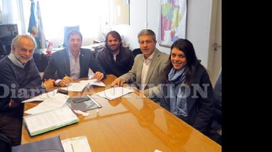 Raúl Chico,  Evert Van Tooren, Luciano Bissone (adjudicatario), Javier Martínez y Claudia Pizzano (adjudicataria). (LA OPINION)