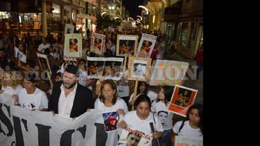 La manifestación partió desde la plaza 9 de Julio y finalizó frente al Ministerio Público Fiscal. Colocaron figuras frente a la Comisaría. (LA OPINION)