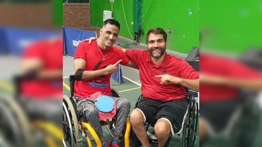 El pergaminense Martín de la Costa junto a Gabriel Copola, quien representó al país cuatro veces en Juegos Paralímpicos. El pergaminense Martín de la Costa junto a Gabriel Copola, quien representó al país cuatro veces en Juegos Paralímpicos.