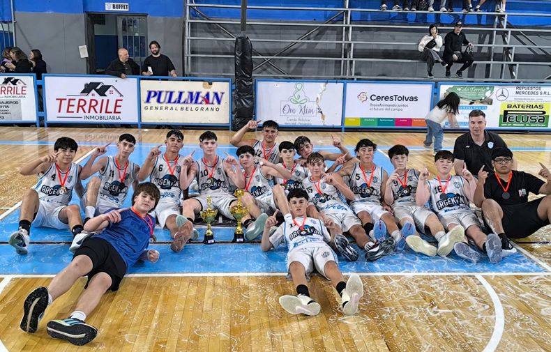 El plantel U15 de Argentino se consagró campeón tras vencer en la final a Comu. El plantel U15 de Argentino se consagró campeón tras vencer en la final a Comu.