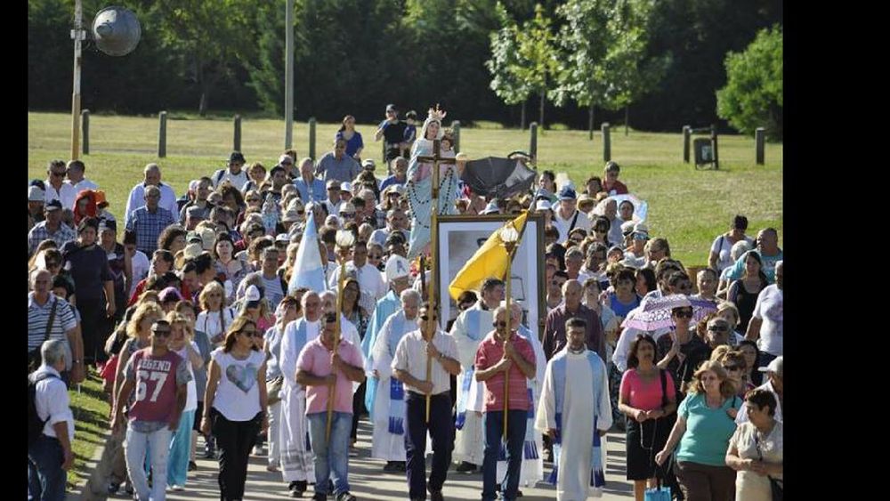 Como cada 25 los fieles junto al nuevo obispo participaron de la procesión con la imagen de la Virgen del Rosario. (OBISPADO DE SAN NICOLAS)