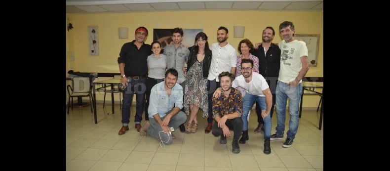 Buena parte del elenco, Juan Palomino, técnicos y el director pergaminense Cristian Tapia Marchiori luego de la conferencia de prensa. (LA OPINION)
