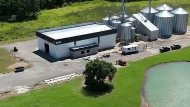 Con una inversión de 3 millones de dólares, la firma Timbó (SPM Industria de Alimentos) avanza en la construcción de una planta aceitera modelo en un predio de ocho hectáreas ubicado en la intersección de las rutas nacional 9 y provincial 191. Con una inversión de 3 millones de dólares, la firma Timbó (SPM Industria de Alimentos) avanza en la construcción de una planta aceitera modelo en un predio de ocho hectáreas ubicado en la intersección de las rutas nacional 9 y provincial 191.