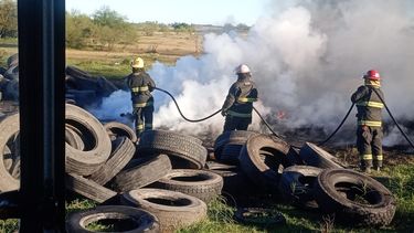 incendio en pergamino: rescatistas sofocaron un foco de basura y cubiertas en barrio ex quinta mastrangelo incendio en pergamino: rescatistas sofocaron un foco de basura y cubiertas en barrio ex quinta mastrangelo
