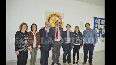 El gobernador (el tercero de izquierda a derecha), fue recibido por los integrantes de los dos clubes rotarios. (LA OPINION)