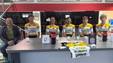 Fabio Cianci (DT), Cristian Pernuzzi, Carlos Anías, Sebastián Cianci, Román Giménez y Juan Segundo Rodríguez durante la presentación del equipo. Fabio Cianci (DT), Cristian Pernuzzi, Carlos Anías, Sebastián Cianci, Román Giménez y Juan Segundo Rodríguez durante la presentación del equipo.