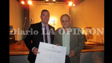 Guillermo Tamarit y Juan Terzaghi durante la entrega del reconocimiento. (LA OPINION)