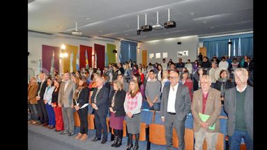 La ceremonia oficial se llevó a cabo en el auditorio Atahualpa Yupanqui de la Universidad, Monteagudo 2772.  (LA OPINION)