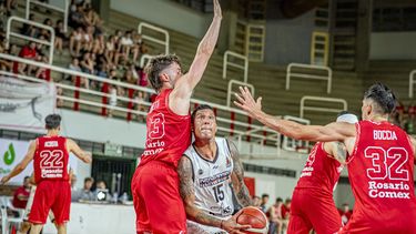 Jonatan Slider en acción durante la derrota de Pergamino Básquet el viernes en Rosario.