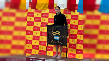 Helena Arbeleche en el primer lugar del podio de los 100 metros pecho en Chile. Helena Arbeleche en el primer lugar del podio de los 100 metros pecho en Chile.