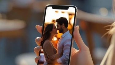 Con las series verticales, el video vertical, antes considerado amateur o de baja calidad, pasó a dominar el ecosistema digital. Con las series verticales, el video vertical, antes considerado amateur o de baja calidad, pasó a dominar el ecosistema digital.