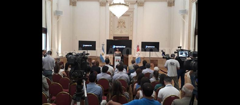 La mega muestra del agro puso primera oficialmente y recibió un apoyo contundente de parte de los máximos referentes del Estado santafesino. (LA OPINION)