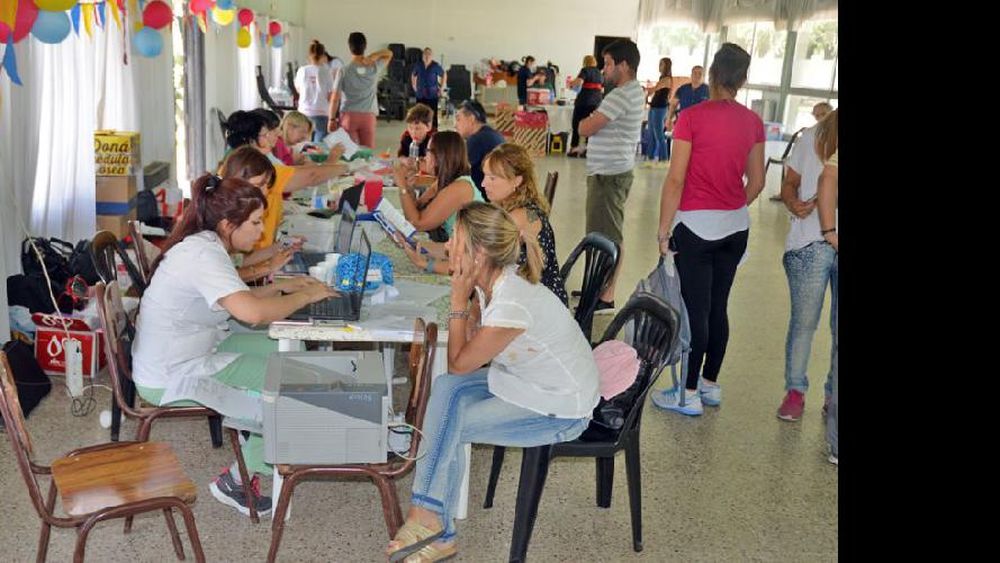 El operativo se desplegó en el Club Argentino con un buen nivel de respuesta comunitaria. (LA OPINION)
