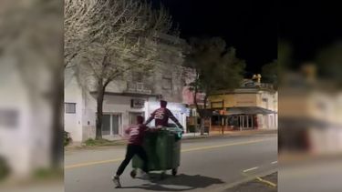 Los contenedores fueron utilizados como carrozas de los festejos del Día de la Primavera por los estudiantes de los últimos años de las Escuelas Secundarias de la ciudad. Los contenedores fueron utilizados como carrozas de los festejos del Día de la Primavera por los estudiantes de los últimos años de las Escuelas Secundarias de la ciudad.