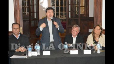 Jorge Solmi, Daniel Arroyo, Vicente Ardissone y María del Huerto Ratto disertaron ante un buen marco de público. (LA OPINION)