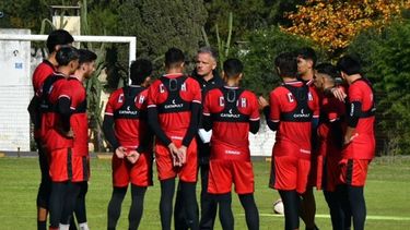 El plantel de Douglas se entrenó en la semana pensando en el exigente duelo ante 9 de Julio.