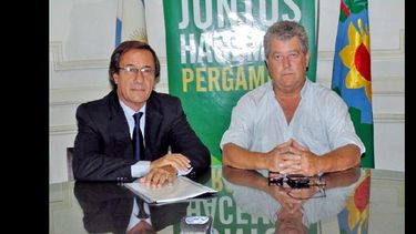 Fernando Escobar y José Apesgeguía firmaron el convenio entre la Unnoba y la Municipalidad. (UNNOBA)