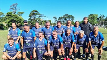 El equipo de Seniors B del Colegio San José de Pergamino. Parados: Ricardo Salde, Walter Medina, Lucas Herrera, Fabián Pereyra, Walter Bienzobás, Walter González, Juan Ramón Trota, Claudio “Cañita” Serafini. Agachados; Horacio Oldani, Enrique Herrera, Néstor Suárez, Víctor Garay, Juan Herrera, Karen Sarmiento y Walter Quintero. El equipo de Seniors B del Colegio San José de Pergamino. Parados: Ricardo Salde, Walter Medina, Lucas Herrera, Fabián Pereyra, Walter Bienzobás, Walter González, Juan Ramón Trota, Claudio “Cañita” Serafini. Agachados; Horacio Oldani, Enrique Herrera, Néstor Suárez, Víctor Garay, Juan Herrera, Karen Sarmiento y Walter Quintero.