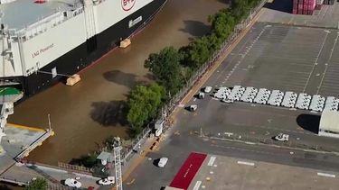 El BYD Changzhou salió de Singapur y, después de semanas de navegación, arribó este lunes con el primer envío de gran escala de la automotriz hacia la Argentina. El BYD Changzhou salió de Singapur y, después de semanas de navegación, arribó este lunes con el primer envío de gran escala de la automotriz hacia la Argentina.