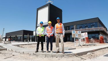 En el marco de la firma de un convenio de colaboración, autoridades de la Municipalidad de Zárate visitaron el futuro Centro Industrial de Mercedes-Benz Camiones y Buses para conocer los avances finales de obra del complejo que comenzará a operar en 2026. En el marco de la firma de un convenio de colaboración, autoridades de la Municipalidad de Zárate visitaron el futuro Centro Industrial de Mercedes-Benz Camiones y Buses para conocer los avances finales de obra del complejo que comenzará a operar en 2026.