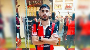 Agustín Jara con la camiseta rojinegra tras firmar su contrato en la sede del club. Agustín Jara con la camiseta rojinegra tras firmar su contrato en la sede del club.
