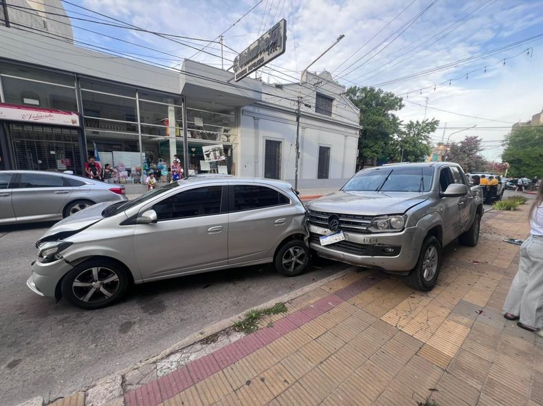La camioneta Volkswagen Amarok embistió a un Chevrolet Ónix y terminó en la vereda donde había un bebé dentro del cochecito junto a su papá porque la tarde se prestaba para estar al aire libre.