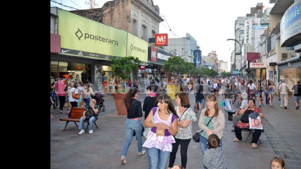Se espera que hoy los pergaminenses copen las calles céntricas para comprar sus obsequios. (LA OPINION)