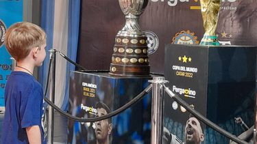 Emotivo encuentro de los pergaminenses con las copas que ganó la Scaloneta
