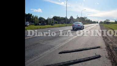 Se pavimentaron unos 500 metros de banquinas para facilitar el ingreso y egreso al barrio. (LA OPINION)