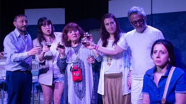La obra Para Anormales, dirigida por José Neme Carenzo y Fabricio Sceglio, se presenta bajo la producción del grupo Hacemos Teatro. La obra Para Anormales, dirigida por José Neme Carenzo y Fabricio Sceglio, se presenta bajo la producción del grupo Hacemos Teatro.