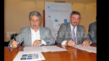 Javier Martínez y Guillermo Tamarit durante la firma del convenio en la sede de la Unnoba. (LA OPINION)