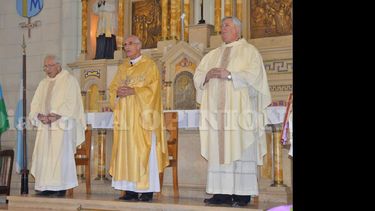 Monseñor Santiago flanqueado por los sacerdotes Marciano Alba y Carlos Miri. (LA OPINION)
