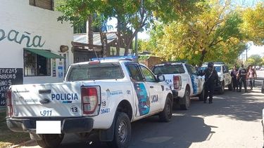 Conflicto vecinal: la Policía realizó un amplio despliegue con intervenciones de móviles y efectivos del Comando de Patrulla y de la Comisaría Segunda. Conflicto vecinal: la Policía realizó un amplio despliegue con intervenciones de móviles y efectivos del Comando de Patrulla y de la Comisaría Segunda.