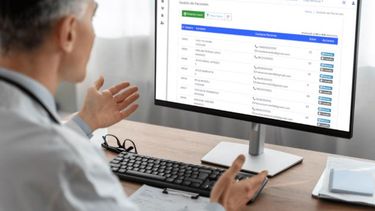 La historia clínica digital no solo mejora la gestión administrativa del sistema sanitario, sino que también transforma la experiencia de atención médica.