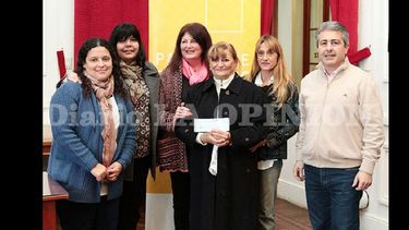 Cecilia Sánchez recibió el cheque en manos de Martínez para la instalación del ascensor en la EEP Nº 2. (LA OPINION)