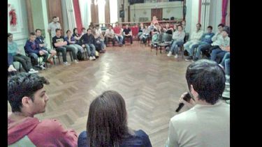 Alrededor de 70 jóvenes, de agrupaciones políticas, religiosas, educativas y sociales participaron de la reunión. (DIRECCION DE JUVENTUD)